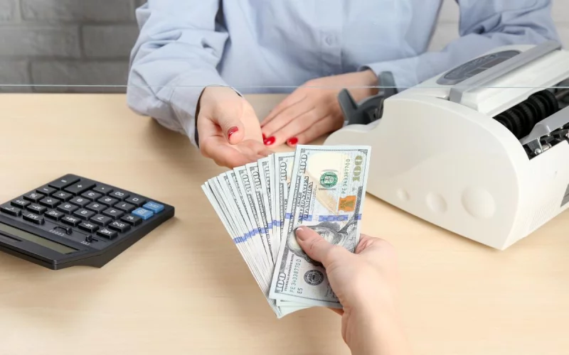 Доллар резко набирает больше 2 копеек. Что с валютами перед выходными