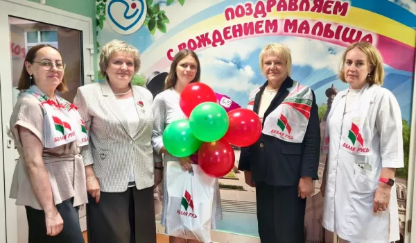 «Белая Русь» – с любовью к детям». В Бобруйске поздравили маму, родившую в День Независимости