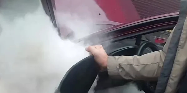 На стоянке у супермаркета в Бобруйске вспыхнул автомобиль