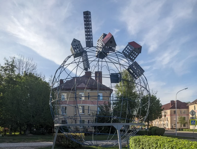 Фотофакт: в сквере Дружбы народов появилась новая уличная скульптура
