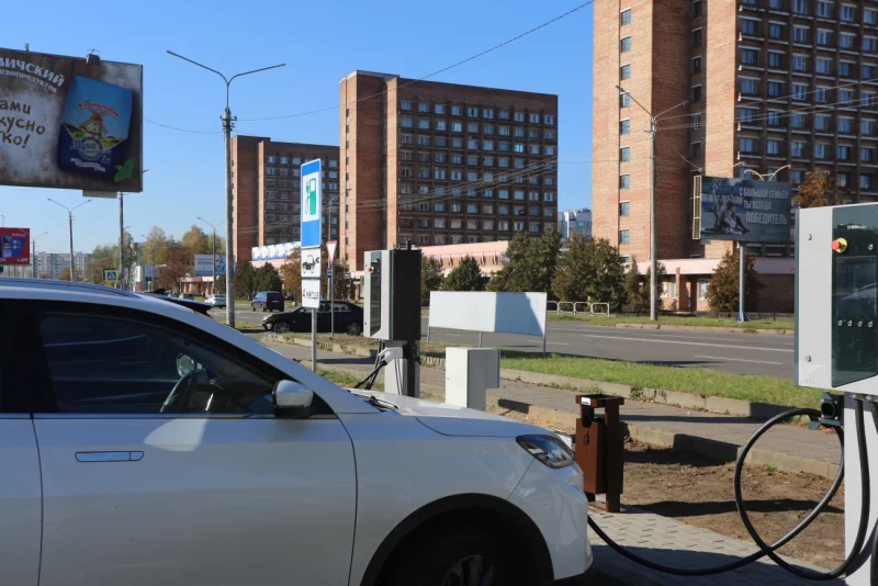 С видом на Дворец: +1 быстрая зарядка для электроавто в Бобруйске