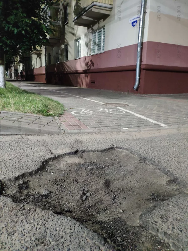 Одна из велосипедных дорожек города Бобруйска. Я где-то читала что господин Студнев любит езду на велосипеде. Теперь сомневаюсь, что он ездит на велосипеде.