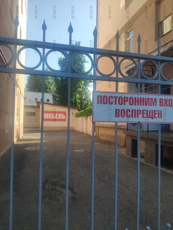 Интересно, как мне купить мебель если посторонним вход запрещён?