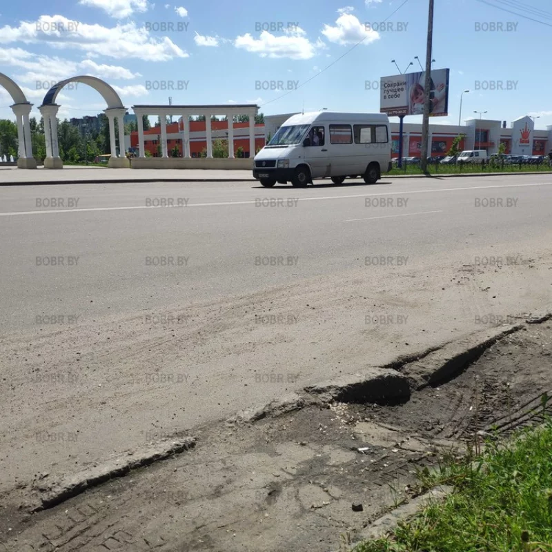Улица 50 лет влксм, вроде бы асфальт положили новый, а обочину сделать забыли.