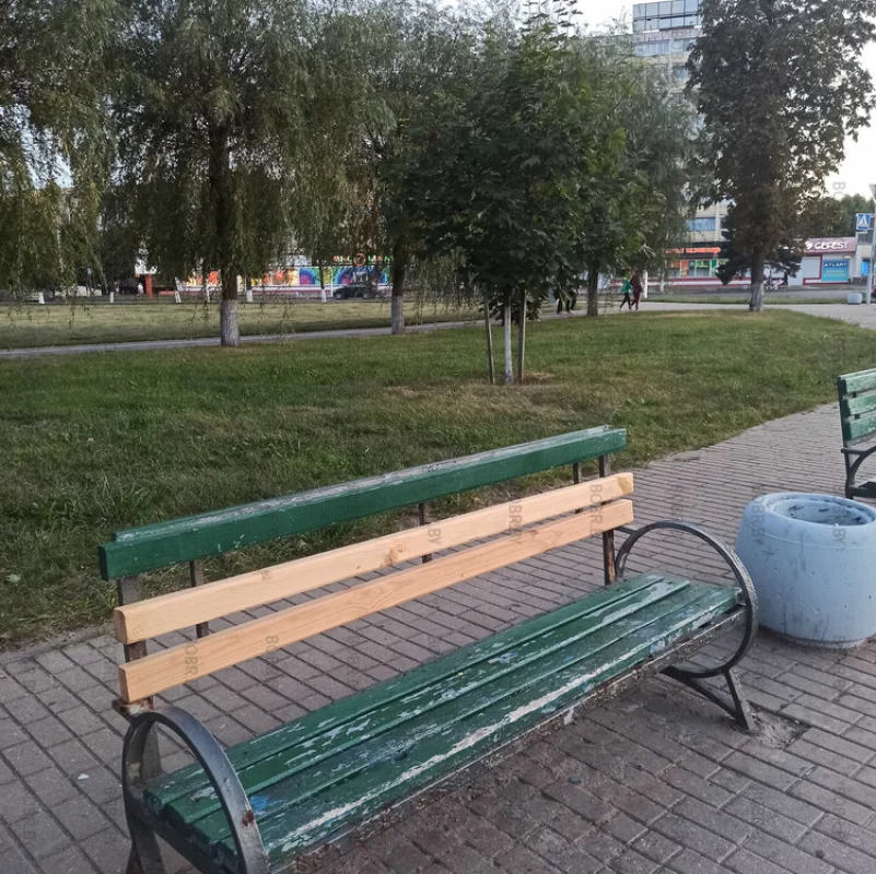 Починили лавочку, но покрасить забыли почему-то.