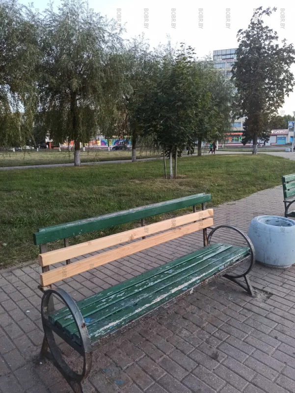 Починили лавочку, но покрасить забыли почему-то.