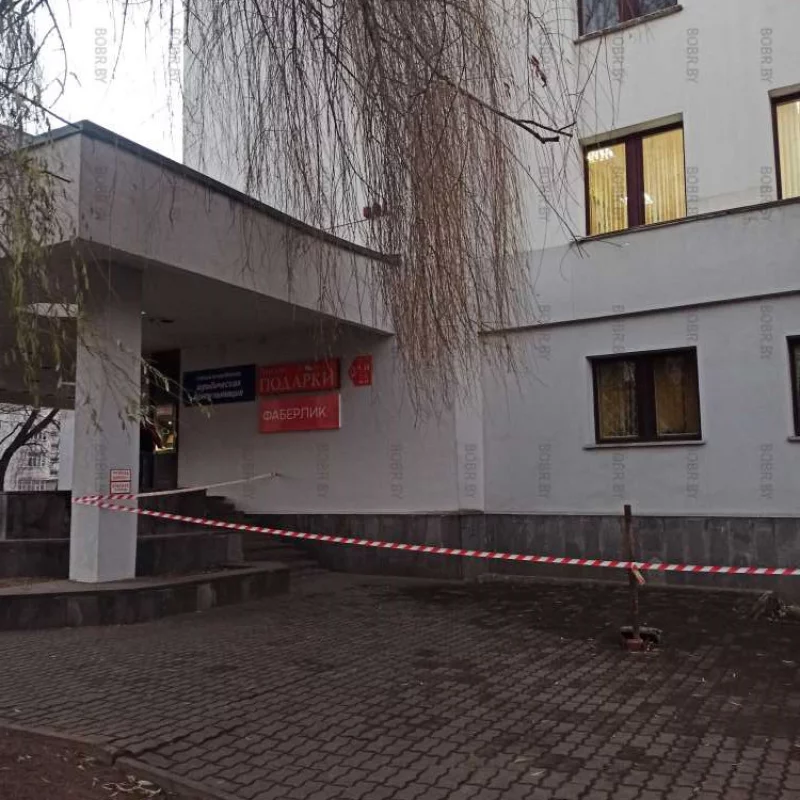 Огорожено все лето и осень. А когда сделают подход рядом со зданием безопасным? А, мдск?