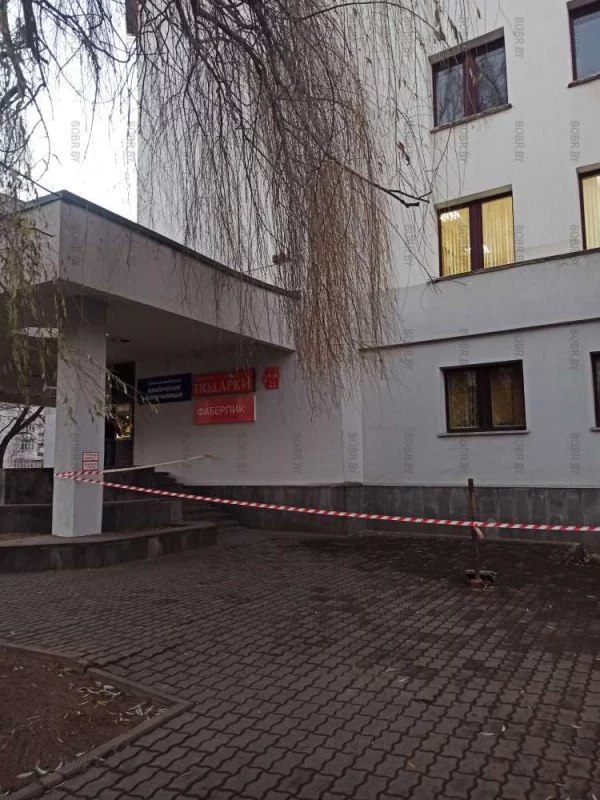 Огорожено все лето и осень. А когда сделают подход рядом со зданием безопасным? А, мдск?