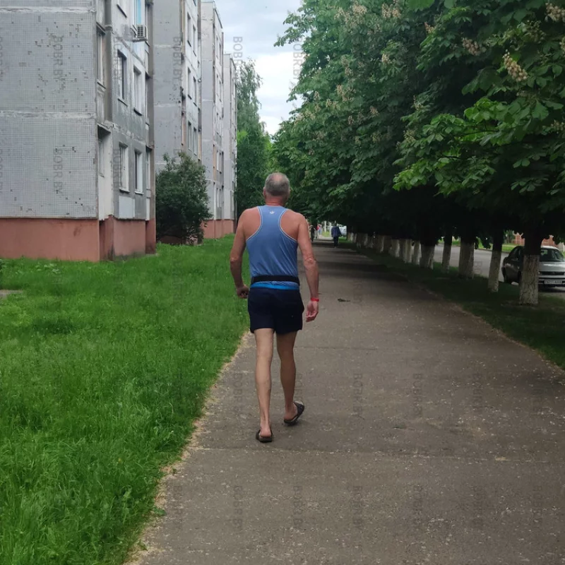 Гости из братской России, приехавшие в санаторий имени Ленина, их выдает браслетик на правом запястье.