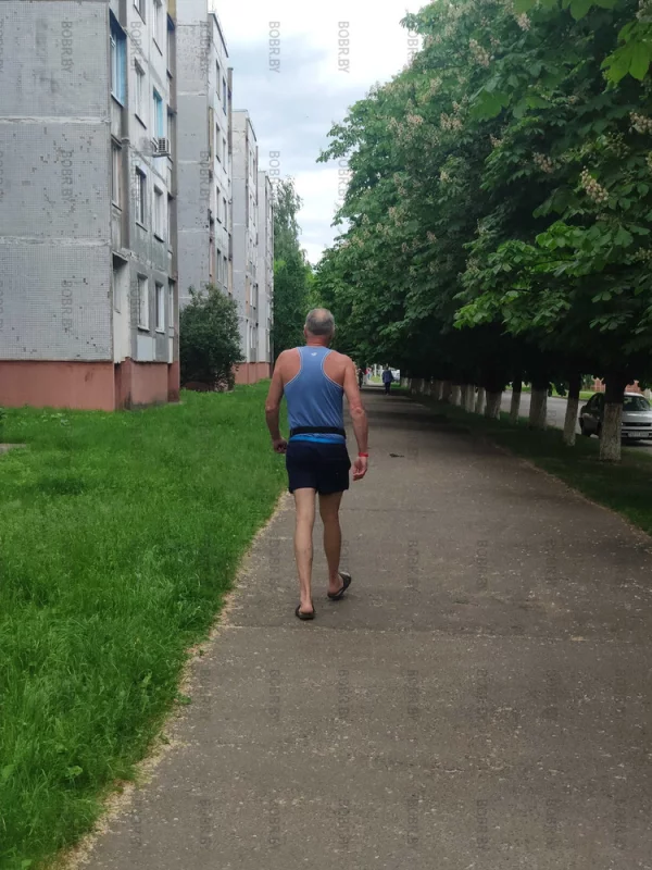 Гости из братской России, приехавшие в санаторий имени Ленина, их выдает браслетик на правом запястье.