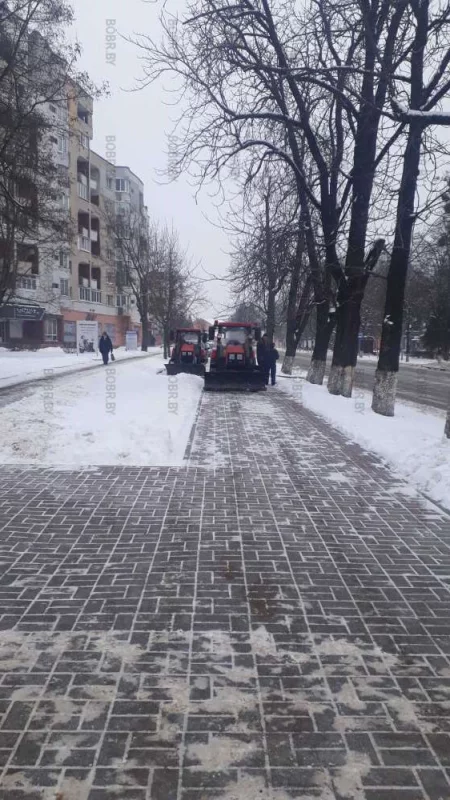 Трактор стоит - служба идет. 