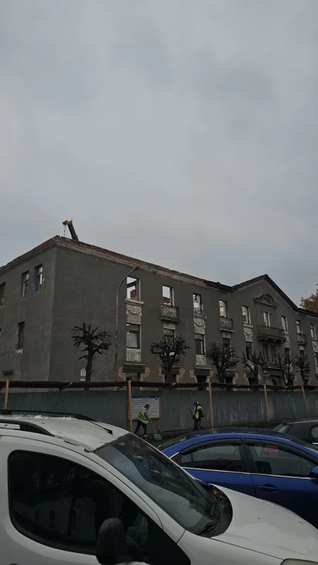Реконструкция здания, полностью сняли крышу