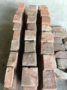 Нарезаные половинки старинного кирпича Розенберг