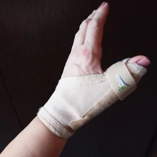 Ортез (фиксатор) на большой палец руки