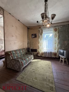 Квартира в одноэтажном бревенчатом трехкомнатном жилом доме