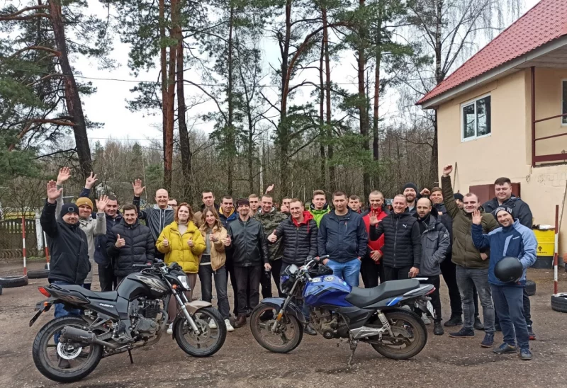 Первая группа мотоциклистов этого сезона