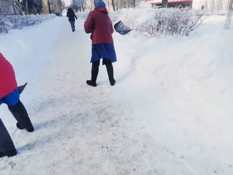 Когда коммунальщикам нужна помощь: работники предприятий Ленинского района вышли на уборку снега