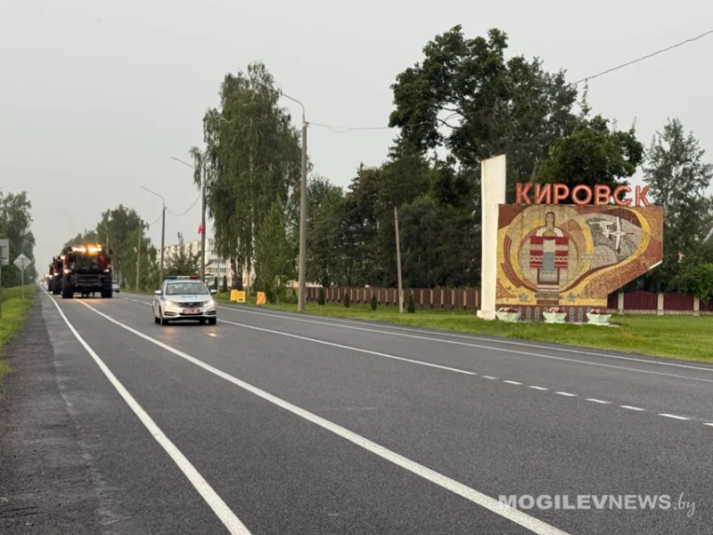 Свое убрали - поможем соседям: кировские и бобруйские механизаторы выдвинулись на помощь Могилевскому району