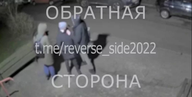 В Бобруйске школьник продавал электронную сигарету, но сделка пошла не по плану: вместо денег потенциальный покупатель приставил к его горлу тесак