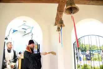 Епископ Бобруйский и Быховский совершил чин освящения колоколов и звонницы Петропавловского храма аг. Бацевичи