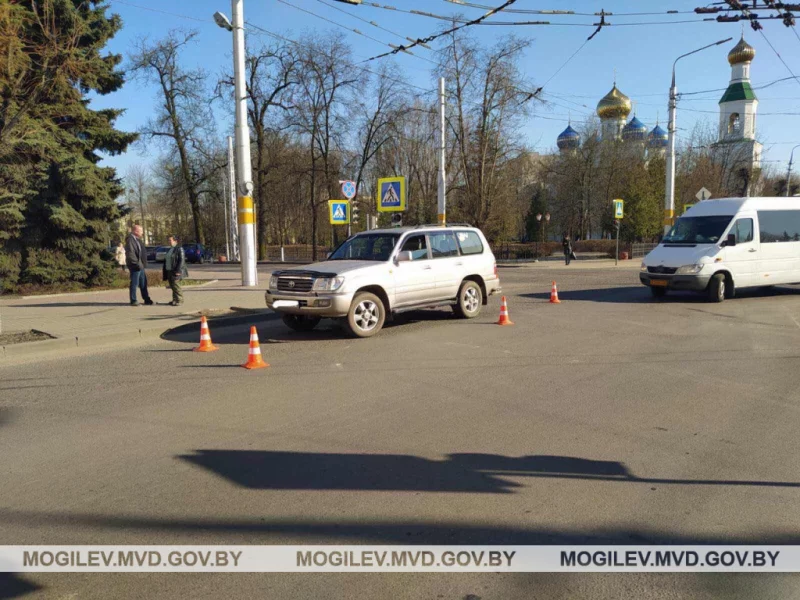 Водитель "Тойоты" сбила девушку на пешеходном переходе