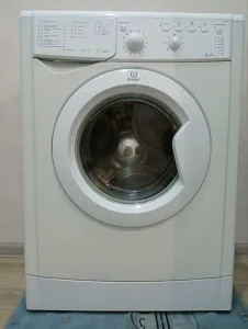 Стиральную машину Индезит