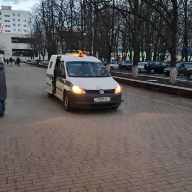 Интересно, с каких пор инкассаторам разрешено нарушать правила дорожного движения и ездить по пешеходным дорожкам?