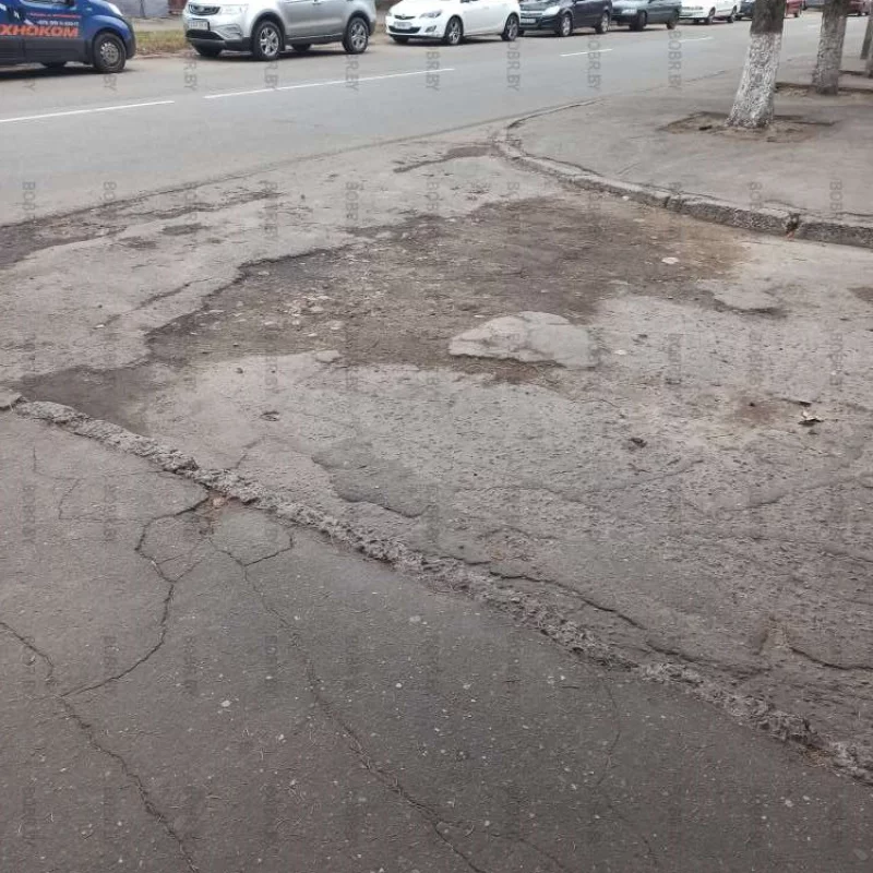 Типичный съезд с дороги во двор