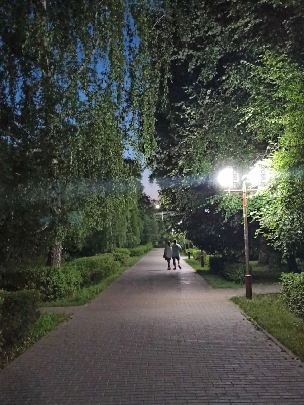 Парочки в сквере вечером