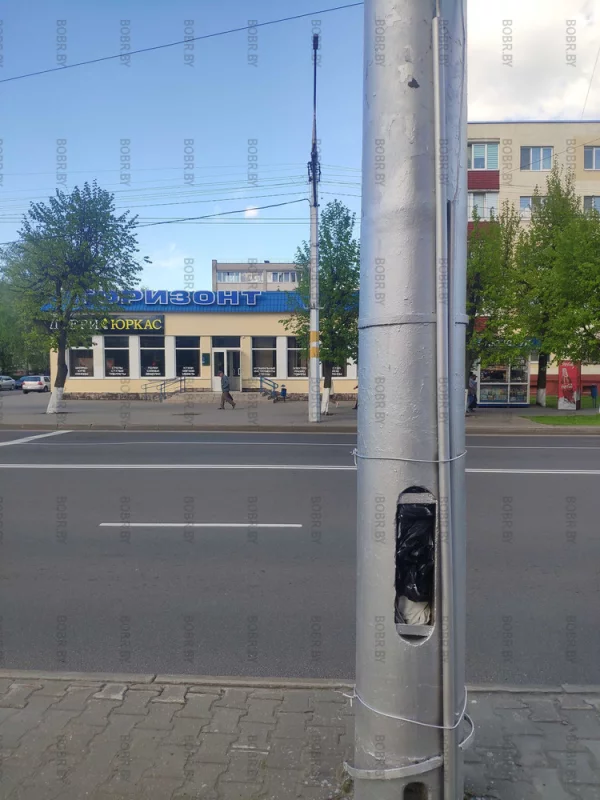 Открыт лючок электропроводки