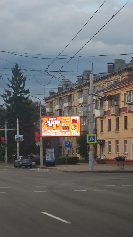На углу Советской и Минской заменили обычный билборд на светодиодный экран