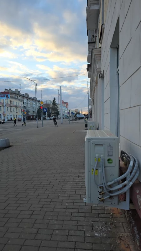 Интересно, согласована ли установка этих уродливых конструкций кондиционеров в центре города с видом на центральную улицу? Интересно, Они украшают наш город?