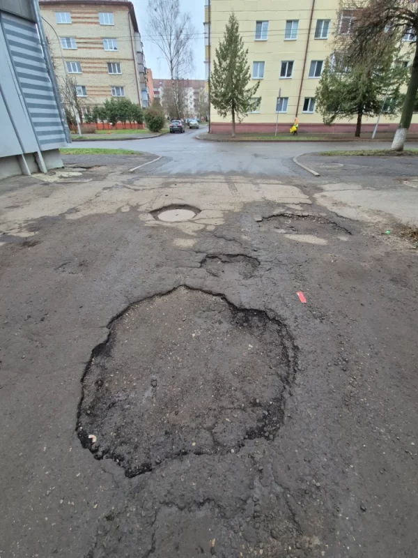 вот такие дороги во дворах, и это в центре города