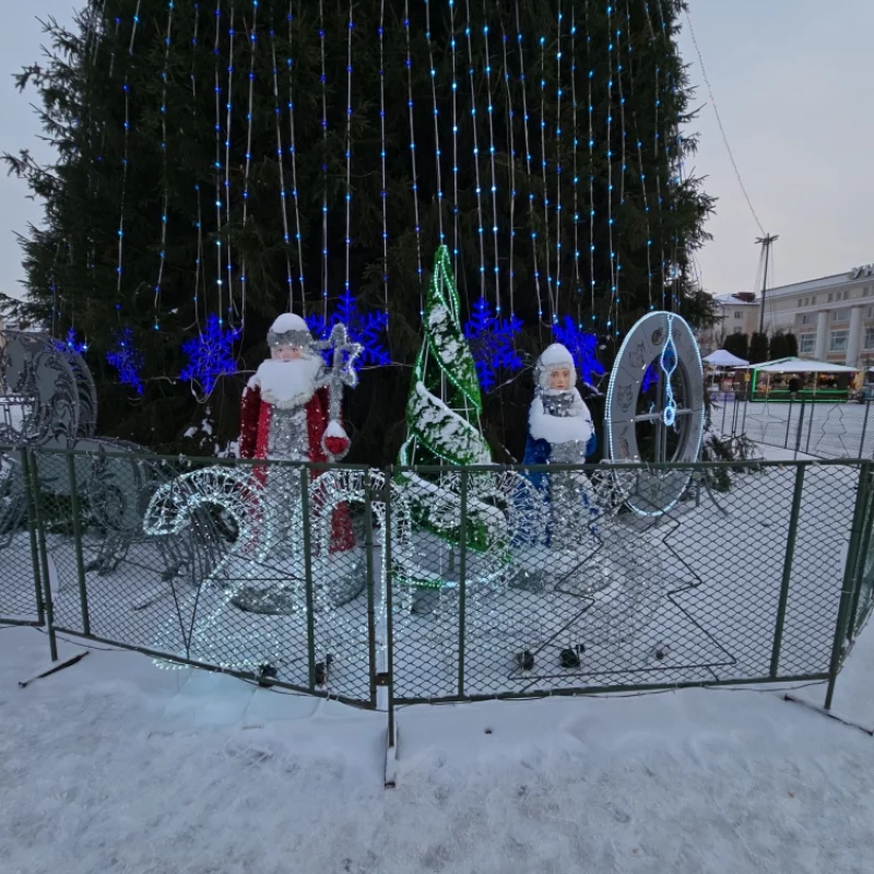 Бобруйский Дед Мороз возле новогодней ёлки