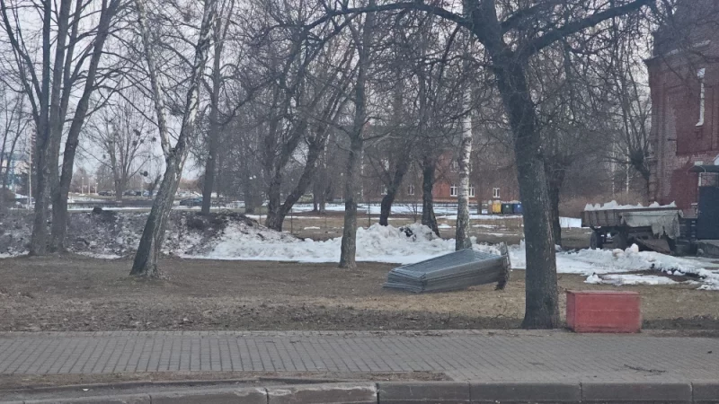 Привезли времянку и забор. Наверное будут начинать строить жилой дом возле Мяты