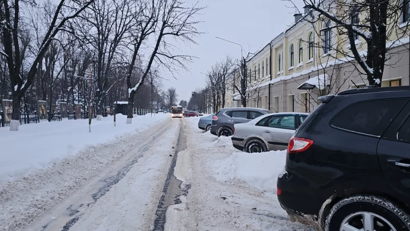Автобус #2 не смог проехать из-за припаркованных авто
