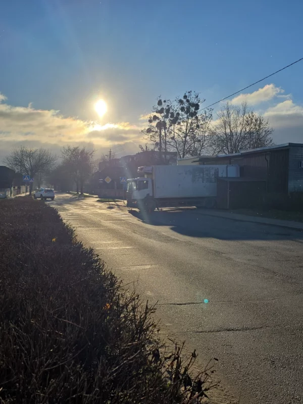 Машины которые приезжают на выгрузку к этому магазину закрываю обзор на пешеходный переход, интересно рампу здесь закроют когда собьют человека на пешеходном переходе?