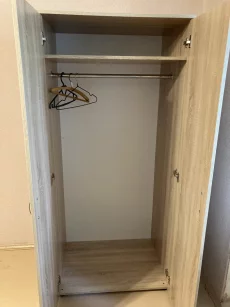 Небольшой распашной шкаф
