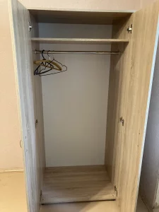 Небольшой распашной шкаф