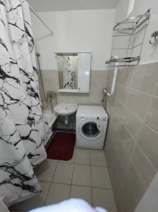 Квартиру, 2 комн., 61 м², этаж 2 из 4