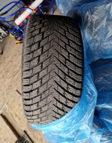 Почти новую резину Grenlander ICEDEFENSOR STUD II