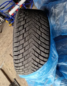 Почти новую резину Grenlander ICEDEFENSOR STUD II