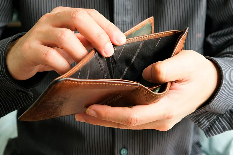 Стала известна средняя зарплата белорусов – так сильно еще не падала