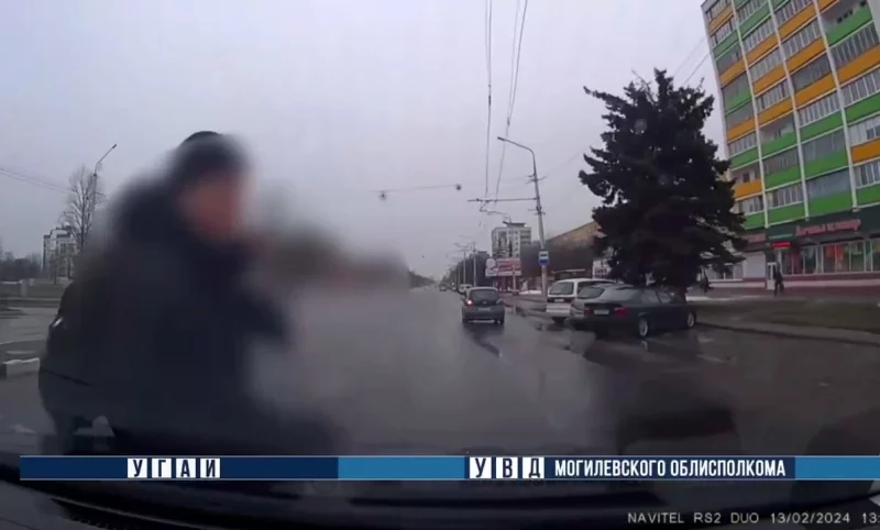В Бобруйске на «зебре» автомобиль сбил велосипедиста
