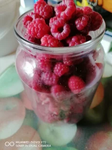 Огурцы, вишня
