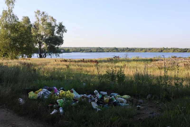 На бывшем месте отдыха на Березине близ Форштадта скапливается мусор. Фотофакт