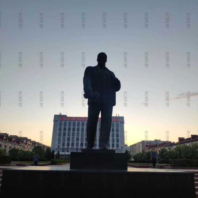 Ленин, на центральной площади города.