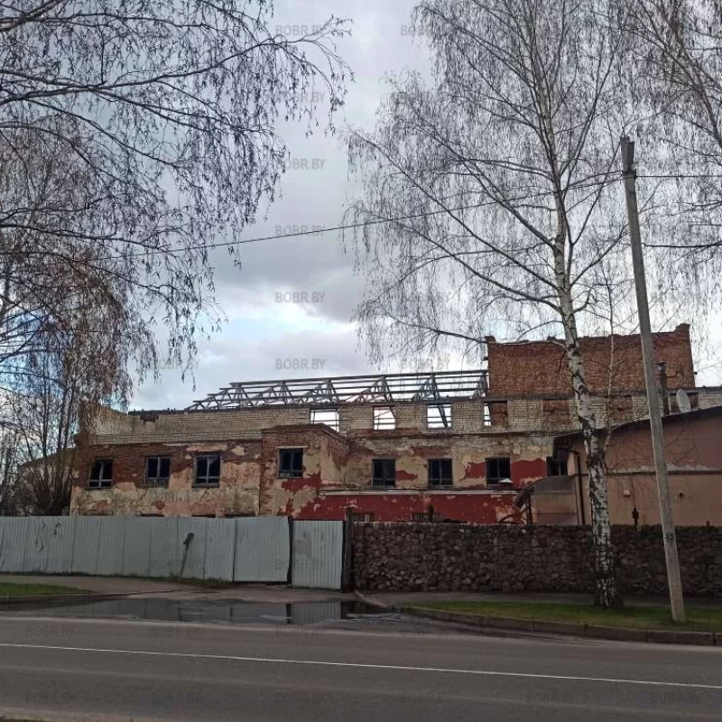 Зато сквозь крышу можно рассмотреть красивое небо)