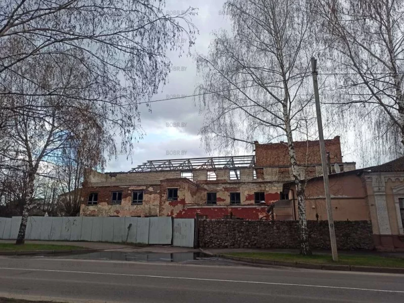 Зато сквозь крышу можно рассмотреть красивое небо)