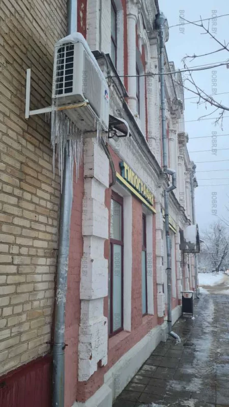 Здание типографии и опасные сосульки. Берегись!